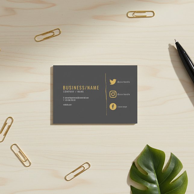 Tarjeta de negocios de redes sociales gris y dorad (Grey and gold social media icons modern business card.)