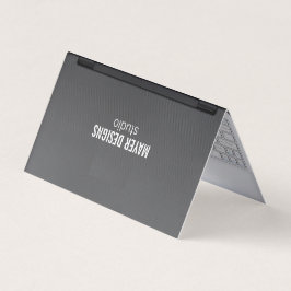 tarjeta de negocios plegada con pantalla de cuatro