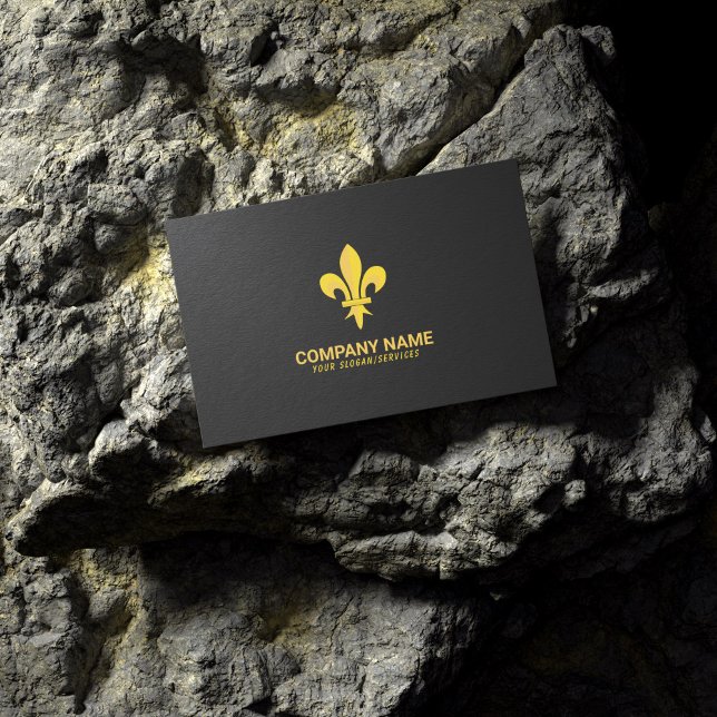 Tarjeta de Negra con Flor de Oro de Lis (Gold Fleur de Lis on Black Business Card lying on a rock)