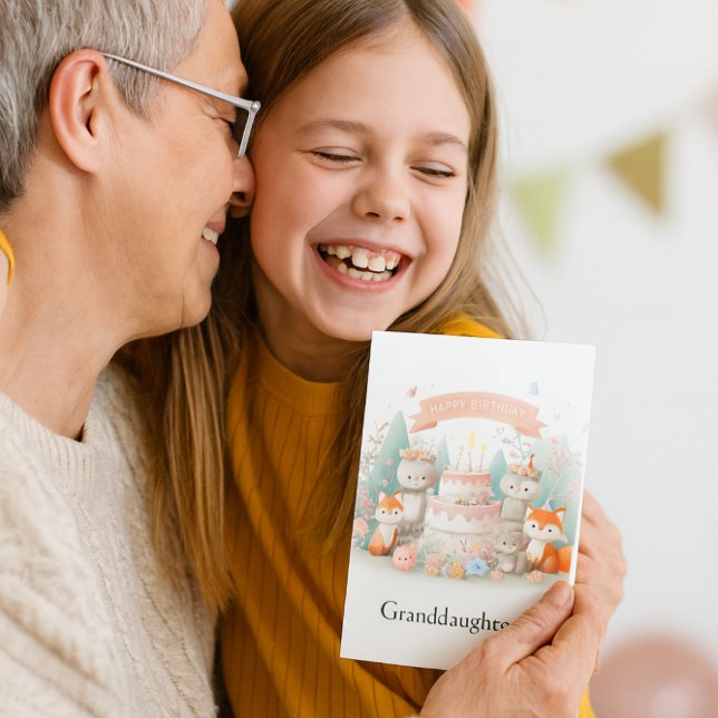 Tarjeta de nieta de cumpleaños para animales de Wo (Delight your granddaughter with this cute woodland animal birthday card with an inside greeting.)