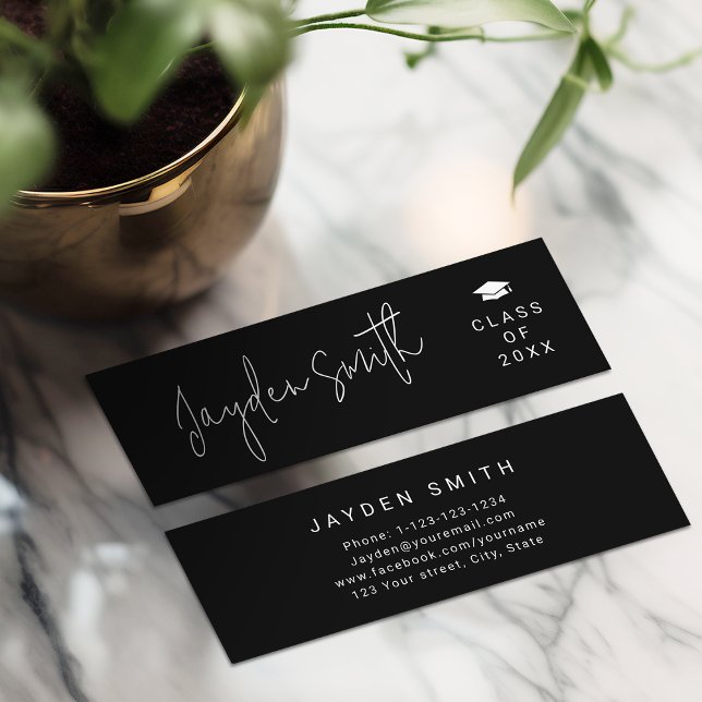 Tarjeta de nombre de graduado de script moderno si (Black Simple Modern Script Graduate Name Card)