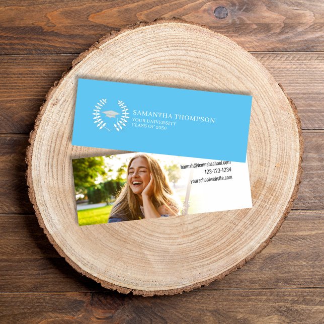 Tarjeta de nombre de graduado Foto Elegante Caroli (Graduation simple name card with photo template in Carolina blue school color theme.)