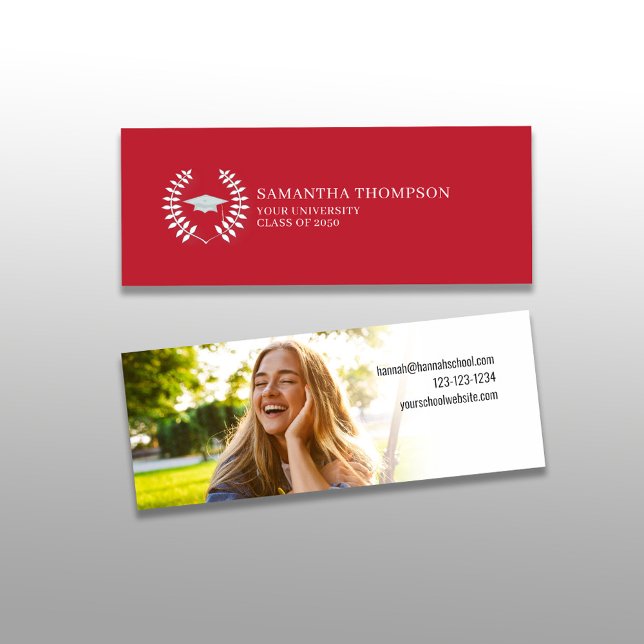 Tarjeta de nombre de graduado Rojo de foto en blan (Graduation simple name card with photo template in Cardinal red school color theme.)