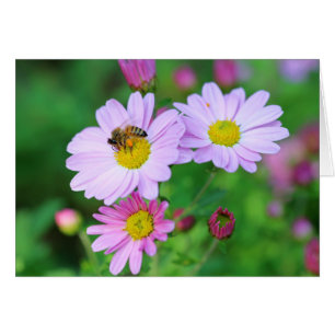 Tarjeta de nota con foto de abeja en flor morada e