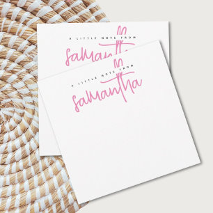 Tarjeta de nota con nombre en escritura rosa blanc