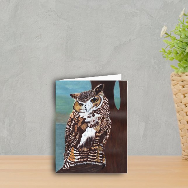 Tarjeta de nota de búho marrón (Brown owl golden eyes sitting in tree sky water background on notecard.)