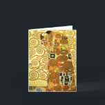 Tarjeta de nota de cumplimiento Gustav Klimt<br><div class="desc">Tarjeta de nota Gustav Klimt Fulfillment. Friso de 1909. Completada durante la fase dorada de Klimt, el Fulfillment presenta una pareja abrazadora que se sostiene bajo un tejido con múltiples patrones, con espirales, ojos, aves, peces y otras formas. El fondo de la obra incluye las mismas espirales de bronce que...</div>