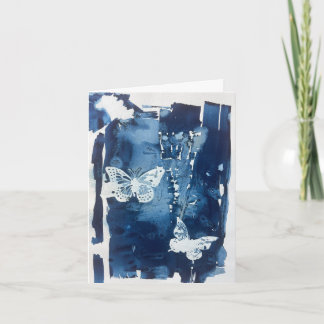 Tarjeta de nota de mariposa azul en blanco por den