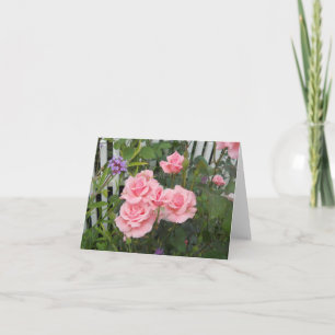Tarjeta de nota doblada con rosas rosadas en blanc
