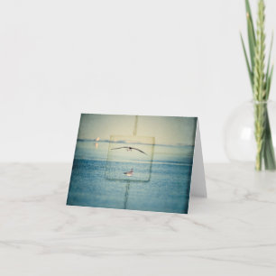 Tarjeta de nota en blanco con foto de una escena e