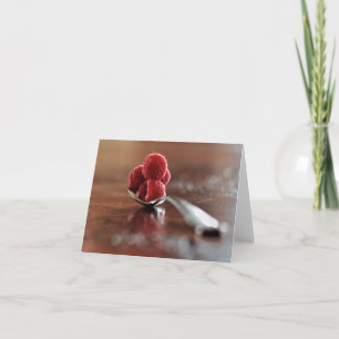 Tarjeta de nota en blanco de luz solar y frambuesa