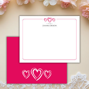 Tarjeta de nota rosa frambuesa con tres corazones 