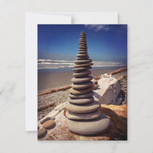 Tarjeta de nota sobre las rocas apiladas de Cairn