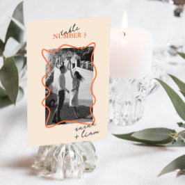 Tarjeta de número de mesa beige colorido minimalis