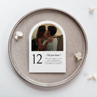 Tarjeta de número de mesa con arco con foto y dato