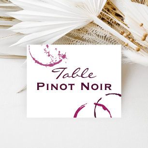 Tarjeta de número de mesa con mancha de vino borgo
