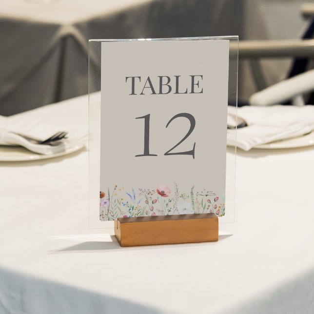 Tarjeta de número de mesa de boda con prado de flo (Taupe Wildflower Meadow Wedding Table Number Card on a sunny white wedding table.)