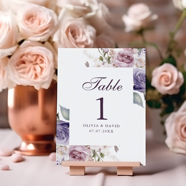 Tarjeta de número de mesa de boda floral lila (Boho Mauve and Lilac Floral Wedding Table Number on a wedding table with peonies.)