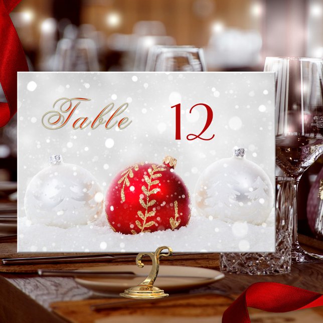 Tarjeta de número de mesa de Navidades de nieve es (Table number card showing festive Christmas balls with sparkling snow, in silver white, gold and red)