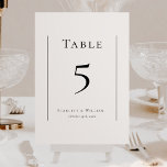 Tarjeta de número de tabla Boda simple y moderna<br><div class="desc">Este sencillo y moderno diseño de tarjetas boda de números de mesa es una mezcla atemporal de encanto clásico y simplicidad contemporánea. Con un enfoque minimalista, el diseño se caracteriza por unas líneas depuradas, unos tonos neutros y una sofisticada paleta blanca y negra, lo que garantiza una sencillez refinada en...</div>