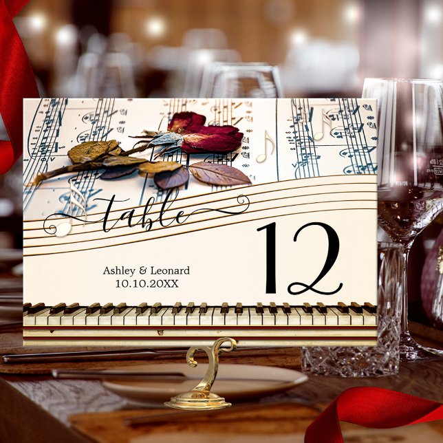 Tarjeta de número de tabla de Boda de música Rosa  (Wedding table number card featuring a romantic rose on a music sheet with a keyboard design)