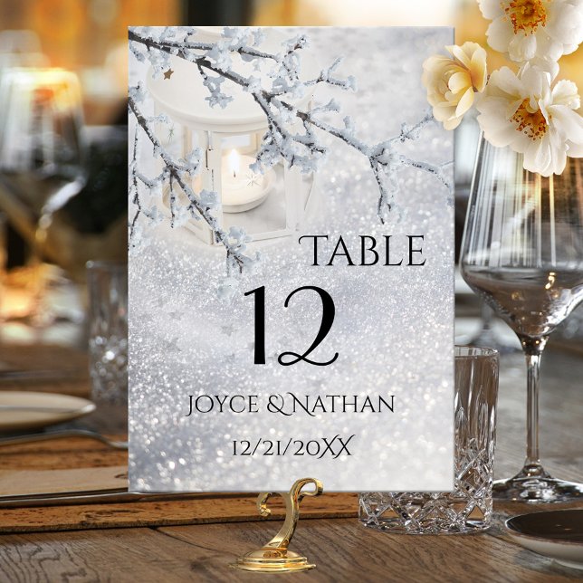 Tarjeta de número de tabla de bodas de invierno co (Table number card with a winter wonderland scene with a candle lit lantern in sparkling snow)