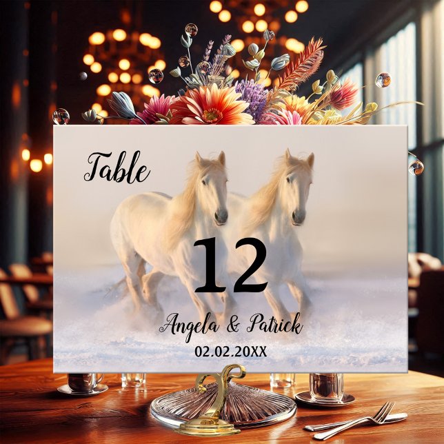 Tarjeta de número de tabla de bodas de invierno pa (Winter wedding table number card featuring two horses running freely in the snow)