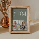 Tarjeta de número de tabla de fotos de niños verde<br><div class="desc">La Colección SAGE es fresca, moderna y perfecta para la celebración de bodas bohemios o de género neutro. Cuenta con un impresionante y moderno tipo de letra de guión combinado con un magnífico color verde sabio, creando un aspecto limpio y elegante. Esta colección es perfecta para parejas que desean crear...</div>