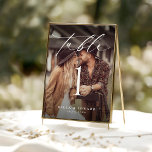 Tarjeta de número de tabla de fotos elegante<br><div class="desc">Guíe a sus huéspedes con estilo con nuestra Elegante tarjeta de mesa de fotos, un toque único para su recepción de bodas. Con un diseño minimalista y caligrafía moderna, esta tarjeta combina números de mesa con una foto muy apreciada, añadiendo un elemento personal y elegante a cada mesa. Es una...</div>