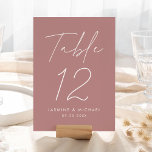 Tarjeta de número de tabla de Rosa Boda con guión<br><div class="desc">Tarjetas simples y modernas con números de tabla boda con "Table" mostradas en un guión blanco escrito a mano con un fondo subió polvoriento (o un color de su elección). Para solicitar las tarjetas de tabla rosa polvorientas: agregue su nombre, fecha de boda y número de tabla. Cada número debe...</div>