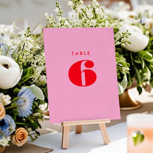Tarjeta de número de tabla de tipografía negrita r (Bright Pink Red Bold Typography Wedding Table Number Card)