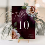 Tarjeta de número de tabla floral negra y morbosa<br><div class="desc">Hermosas flores pintadas sobre un fondo oscuro pintado, emparejadas con una tipografía elegante, le dan a esta tarjeta número de mesa boda un estilo oscuro, amoroso y romántico. Simplemente edite la plantilla con su nombre, fecha, números de tabla y elija cualquier opción. Este diseño es de doble cara para que...</div>