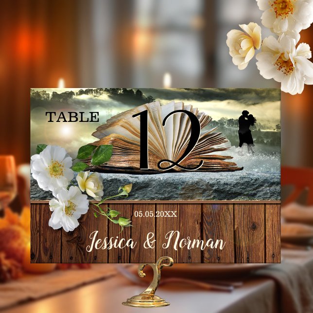 Tarjeta de número de tabla para los amantes del li (Romantic love story table number card with a book theme and roses on rustic wood)