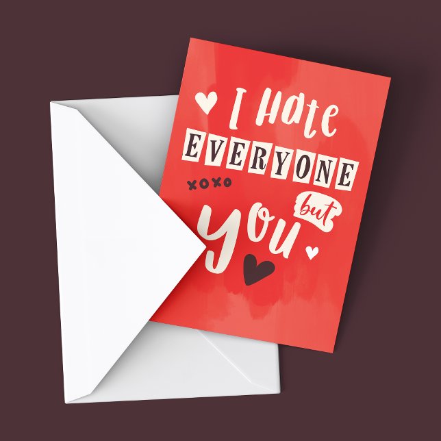 Tarjeta de 'Odio a todos excepto a ti' (I hate everyone but you Card mockup shown on dark background with envelope. Valentine's day card)