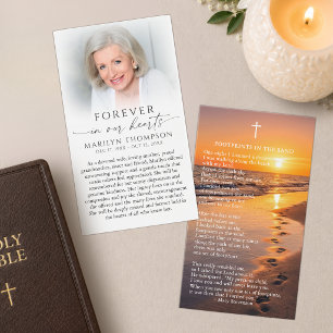 Tarjeta de oración con foto de huellas en la arena