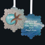 Tarjeta de Ornamento de Navidad de Starfish Beach<br><div class="desc">Mares y saludos de los Navidades de las estrellas de mar para colgar el árbol. Doble cara con adorno azul acuático y diseño de estrellas de mar sobre un fondo de playa tropical por un lado. Añade texto blanco al revés, con un saludo y firma, sobre la imagen de fondo...</div>