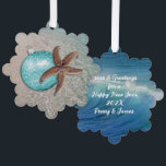 Tarjeta de Ornamento de Navidad de Starfish Beach<br><div class="desc">Mares y saludos de los Navidades de las estrellas de mar para colgar el árbol. Doble cara con adorno azul acuático y diseño de estrellas de mar sobre un fondo de playa tropical por un lado. Añade texto blanco al revés, con un saludo y firma, sobre la imagen de fondo...</div>