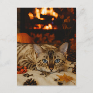 Tarjeta de otoño acogedor con gato junto a la chim