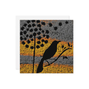 Tarjeta de pájaro entre plumas