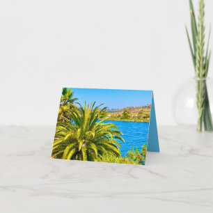 Tarjeta de palmera junto al agua