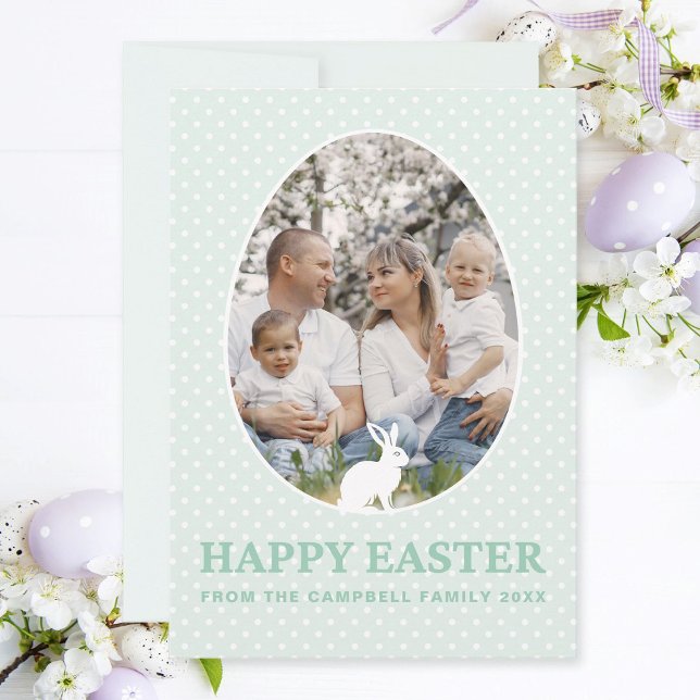 Tarjeta de Pascua con forma de huevo de conejo cúb (Modern Happy Easter family photo card with cute Easter bunny and text elements in pastel mint.)