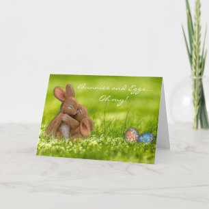 Tarjeta de Pascua de conejitos y huevos