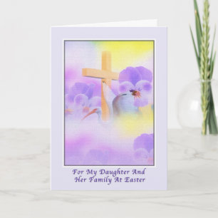Tarjeta de Pascua de la hija con flores y cruz
