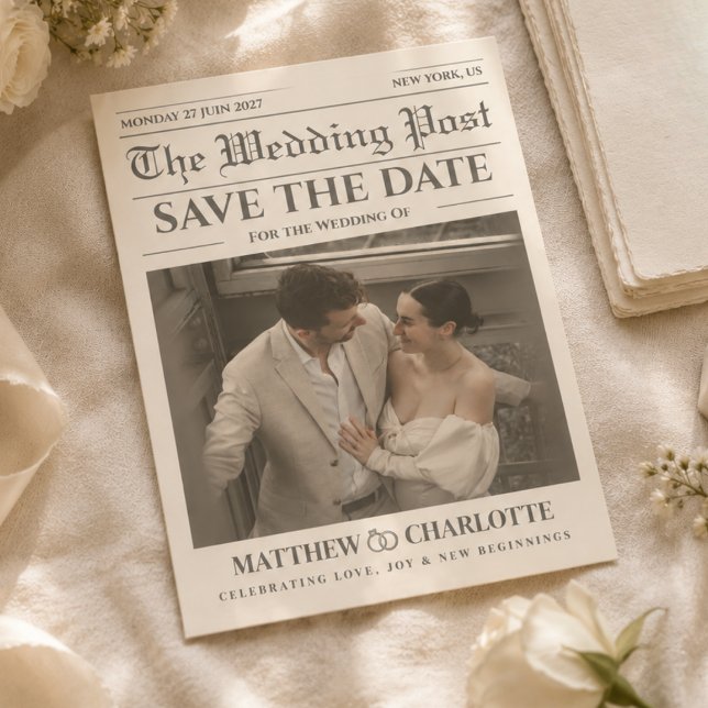 Tarjeta de periódico para guardar la fecha de la b (Newspaper Save the Date unique Wedding Warm Ivory Card modern minimalist vintage)