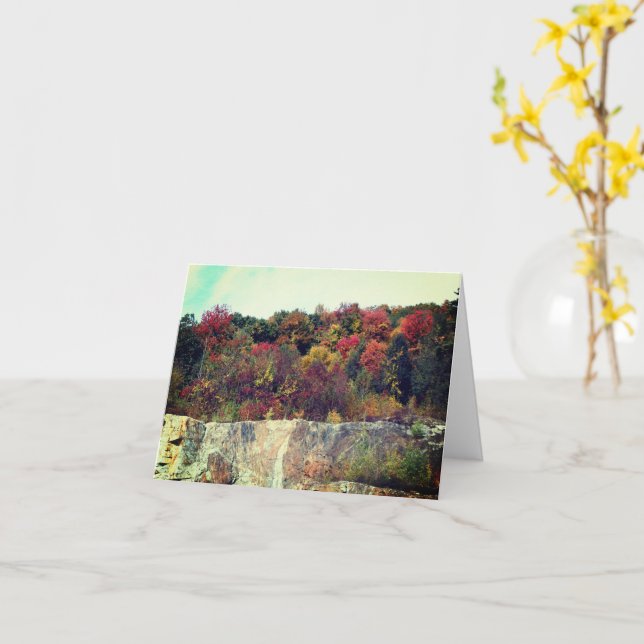 Tarjeta de Personalizable Fall Foliage Rock Cliff (flor amarilla)