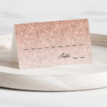 Tarjeta de plaza personalizada Rosa Gold Glam Purp<br><div class="desc">Esta moderna tarjeta purpurina tiene un purpurina falso en la parte delantera con un área para que escribas en los nombres y números de la mesa (a mano). El reverso presenta el mismo patrón de purpurina con su evento y fecha. Utilice el formulario de plantilla para agregar su propia información....</div>