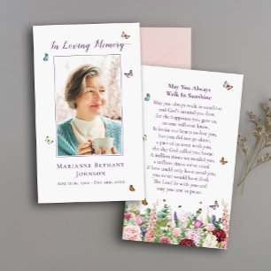 Tarjeta de plegaria conmemorativa floral de maripo