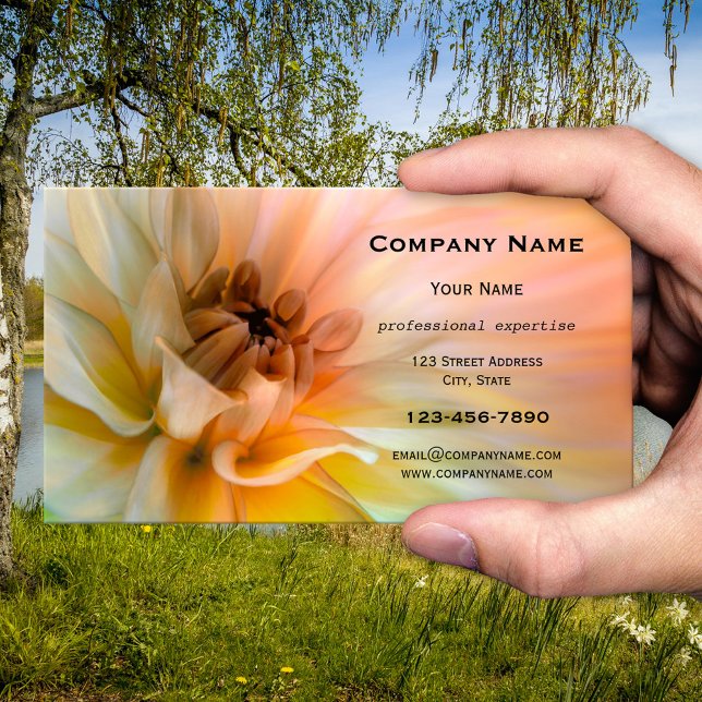 Tarjeta de presentación de flores artísticas (Business card featuring a gorgeous flower in peach and green)