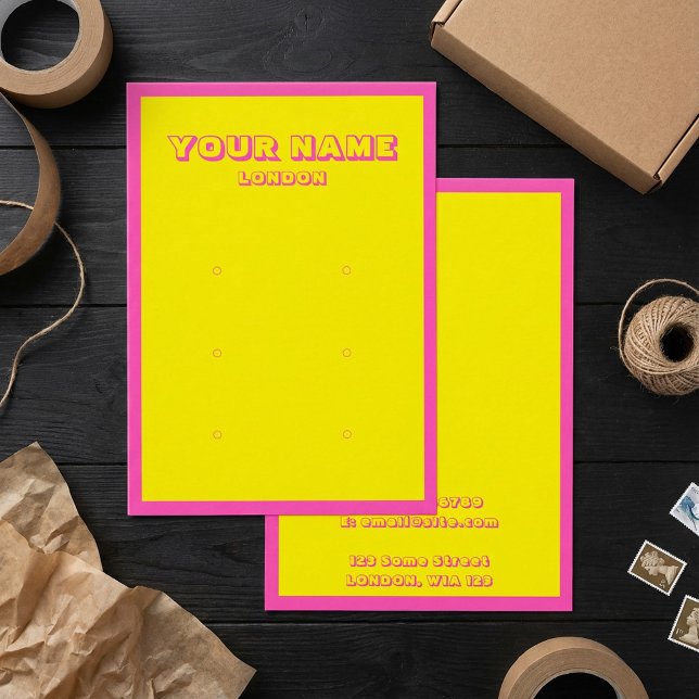 Tarjeta de presentación de neón rosa brillante y a (Bright neon pink and yellow earring display card.)