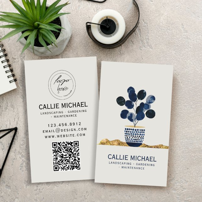 Tarjeta de presentación de Relieve metalizado dora (Organic Floral Shapes Gold Foil #nature #moderbusinesscard #navybluegold #addlogo #qrcode)
